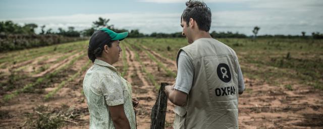 David Ayala (Oxfam staff) talks with Julia Leguizacmón, who is a member of the SAN PEDRO II cooperative, Paraguay. Credit: Pablo Tosco/Oxfam David Ayala (Oxfam staff) talks with Julia Leguizacmón, who is a member of the SAN PEDRO II cooperative, Paraguay. Credit: Pablo Tosco/Oxfam