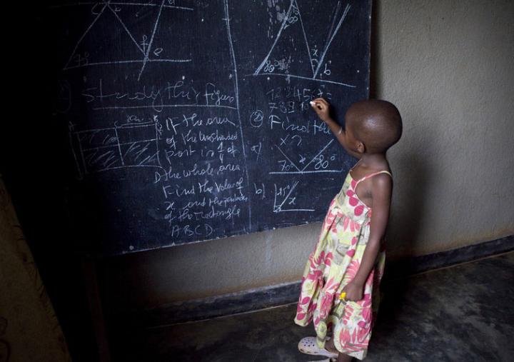 71715ogb-girl-school-rwanda-simon-rawles-440.jpg Ecolière devant un tableau noir dans une salle de classe de Kigali, Rwanda. Photo : Simon Rawles
