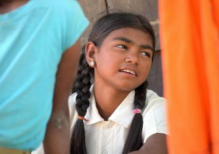 Komal vit dans l’Uttar Pradesh, un État du nord de l’Inde. Malgré son jeune âge, elle a été confrontée toute sa vie à la discrimination. Mais elle est résolue à lutter fermement pour l’égalité entre les femmes. Komal vit dans l’Uttar Pradesh, un État du nord de l’Inde. Malgré son jeune âge, elle a été confrontée toute sa vie à la discrimination. Mais elle est résolue à lutter fermement pour l’égalité entre les femmes.