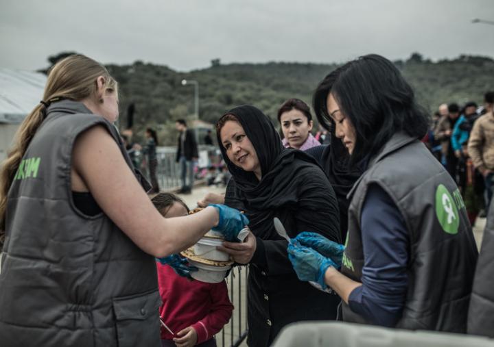 A group of Oxfam volunteers delivers food to migrants and refugees arriving in Lesbos, Greece. Credit: Pablo Tosco/Oxfam A group of Oxfam volunteers delivers food to migrants and refugees arriving in Lesbos, Greece. Credit: Pablo Tosco/Oxfam