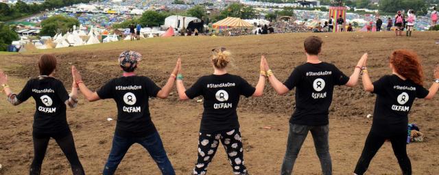 Stand as One activistas en Glastonbury Stand as One activistas en Glastonbury