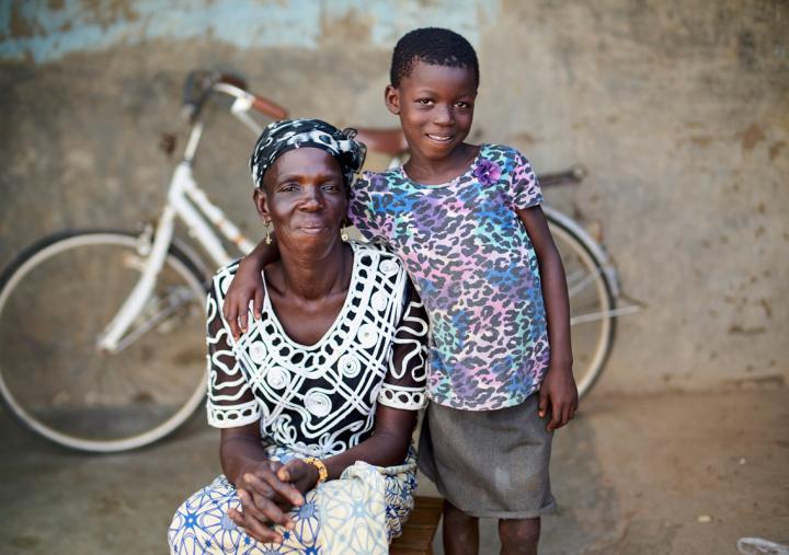 "Cuando eres pobre, lo que te preocupa es cómo pagar la matricula escolar y cubrir necesidades básicas", dice Mmalebna, una orgullosa madre y productora de maíz en el norte de Ghana. Crédito: Nana Kofi Acquah / Oxfam "Cuando eres pobre, lo que te preocupa es cómo pagar la matricula escolar y cubrir necesidades básicas", dice Mmalebna, una orgullosa madre y productora de maíz en el norte de Ghana. Crédito: Nana Kofi Acquah / Oxfam