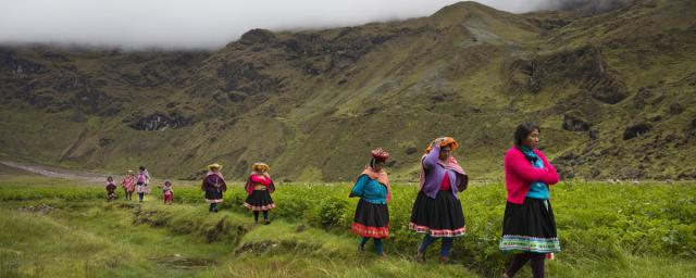 Indigenous women from the Peruvian Andes during a Farmer Field School training on pests in Nusta Pakana , at 4000 m. Credit: Ilvy Njiokiktjien/Oxfam Indigenous women from the Peruvian Andes during a Farmer Field School training on pests in Nusta Pakana , at 4000 m. Credit: Ilvy Njiokiktjien/Oxfam