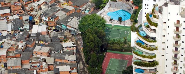 The Paraisópolis favela borders the affluent district of Morumbi in São Paulo, Brazil. Photo: Tuca Vieira The Paraisópolis favela borders condominiums, with swimming pools, parks, tennis courts, of the affluent district of Morumbi in São Paulo, Brazil. Photo: Tuca Vieira