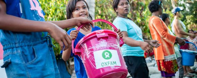 Distrito Dolo Seletan, Sulawesi, Indonesia: María y su familia ayudan a descargar los kits de higiene de Oxfam en una distribución en las afueras de Palu, Indonesia. Crédito: Keith Parsons / Oxfam Distrito Dolo Seletan, Sulawesi, Indonesia: María y su familia ayudan a descargar los kits de higiene de Oxfam en una distribución en las afueras de Palu, Indonesia. Crédito: Keith Parsons / Oxfam